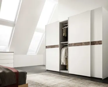 Armadio con ante scorrevoli in laccato bianco opaco con fascia decorativa orizzontale Doppia di Mab