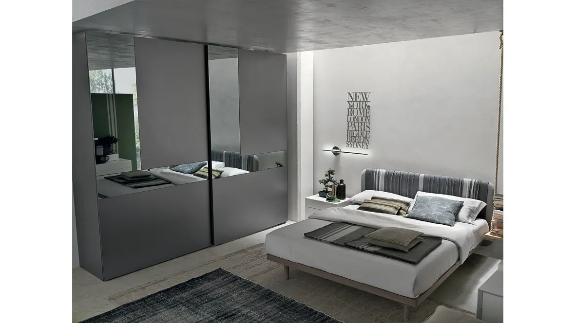 Armadio Cristal in laccato opaco antracite con ante specchio grigio e grigio satinato di Tomasella