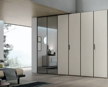 Armadio Vetro Specchio con struttura laccato opaco madreperla e battenti in vetro satinato madreperla e grigio di Tomasella