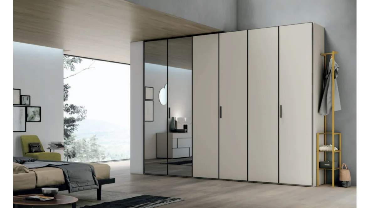 Armadio Vetro Specchio con struttura laccato opaco madreperla e battenti in vetro satinato madreperla e grigio di Tomasella