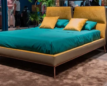 Letto di design con testiera imbottita e piedi in metallo Dorian di Novaluna