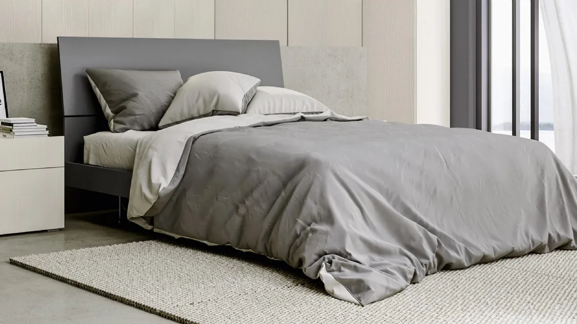 Letto composto da pannelli accostati con inclinazioni differenti con contenitore e testiera Xential di Mab