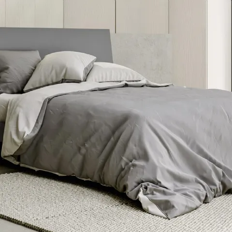 Letto composto da pannelli accostati con inclinazioni differenti con contenitore e testiera Xential di Mab