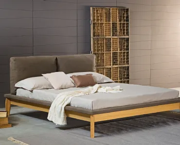Letto matrimoniale in legno con testiera formata da due grandi cuscini in tessuto imbottito Da Vinci di Novaluna