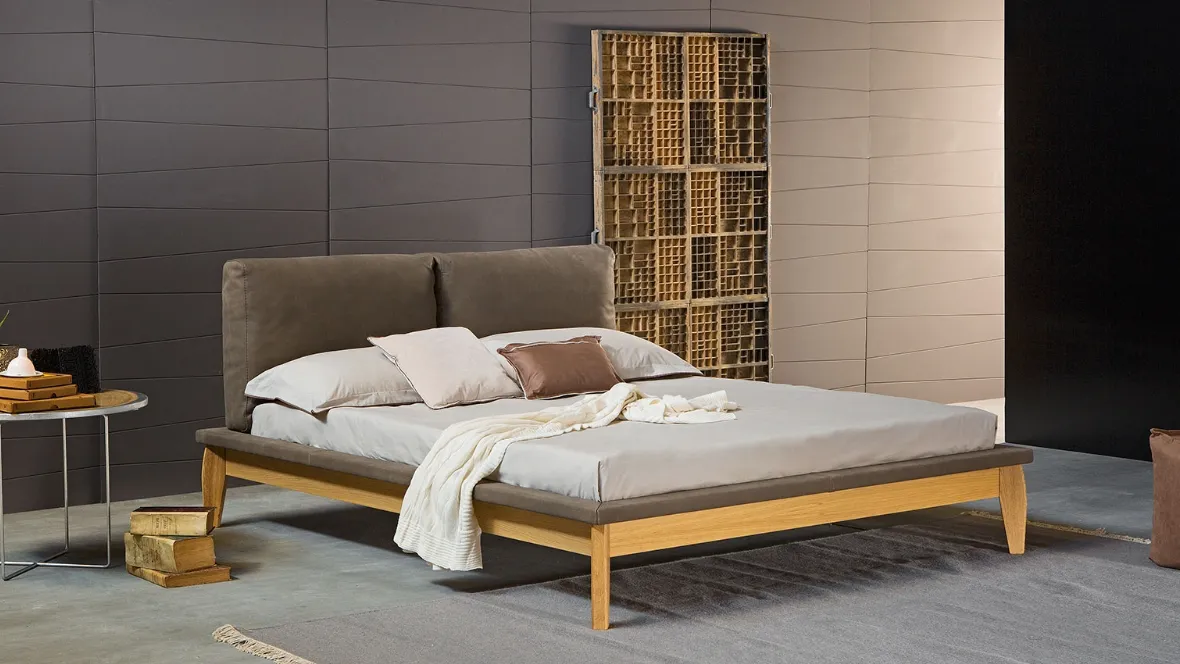 Letto matrimoniale in legno con testiera formata da due grandi cuscini in tessuto imbottito Da Vinci di Novaluna