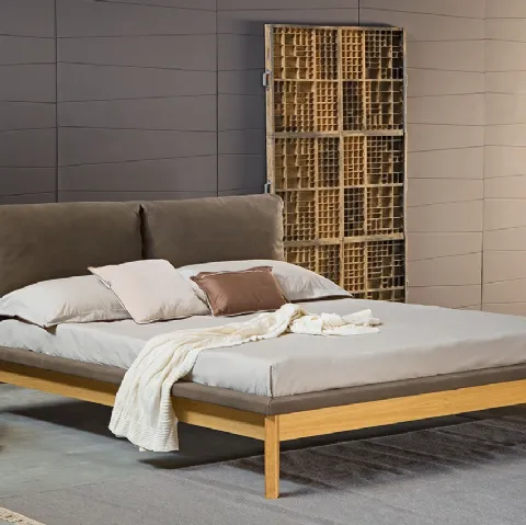 Letto matrimoniale in legno con testiera formata da due grandi cuscini in tessuto imbottito Da Vinci di Novaluna