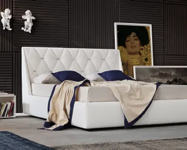 Letto dal design classico in pelle con testiera trapuntata e impreziosita da inserti metallici Diamond di Novaluna