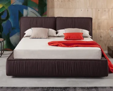 Letto matrimoniale accogliente e spazioso imbottito e rivestito in tessuto pieghettato Easy di Novaluna