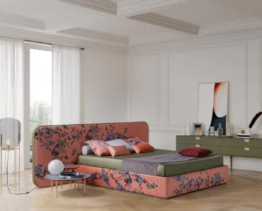 Letto in tessuto floreale caratterizzato da una grande testiera con bordo in metallo Elysium di Novaluna