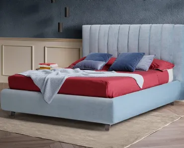 Letto in tessuto con testiera alta imbottita e trapuntata verticalmente Ginevra di Novaluna