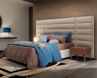 Letto dal grande impatto scenografico con grande testiera imbottita Milano di Novaluna