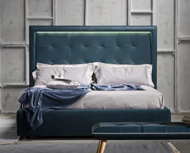 Letto dal design classico impreziosito dai punti luce LED inseriti nella testiera imbottita e trapuntata Prince di Novaluna
