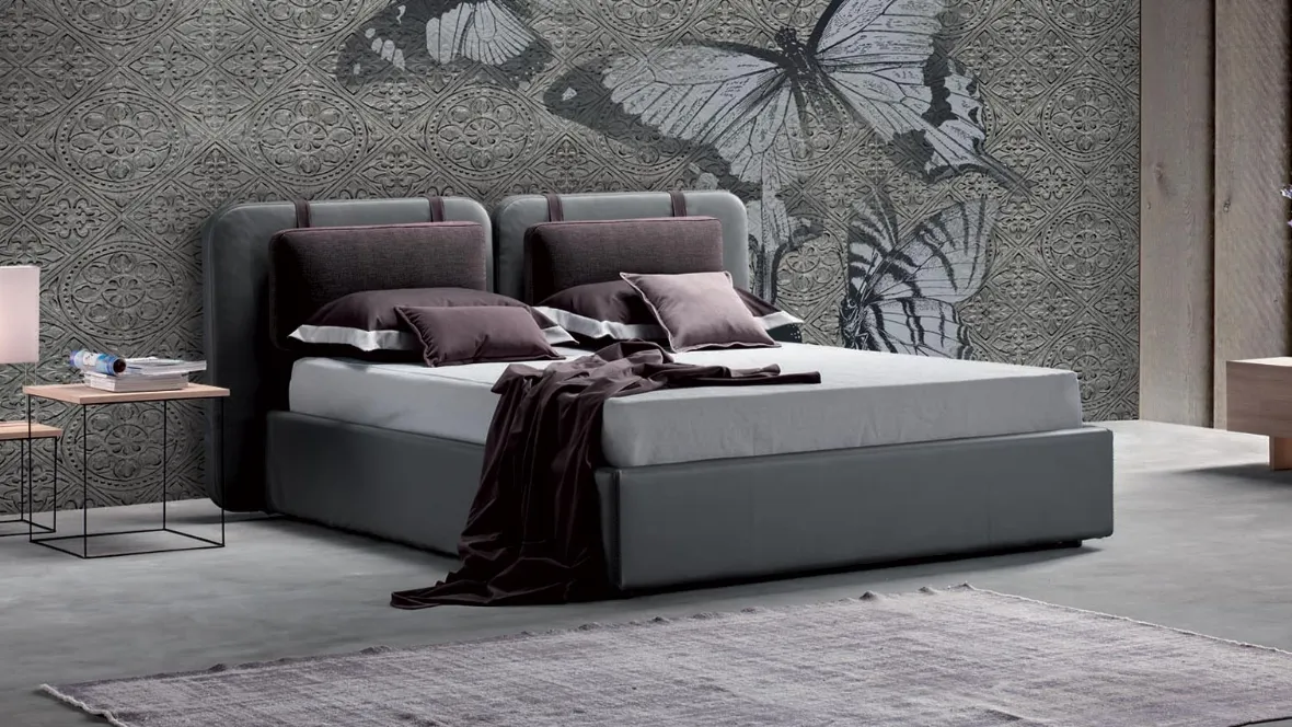 Letto in pelle imbottito con testiera ampia e sdoppiata Sound di Novaluna