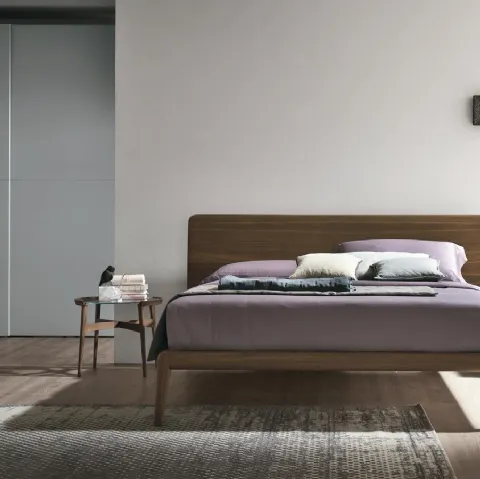 Letto Prado con testata in legno rovere termocotto di Tomasella