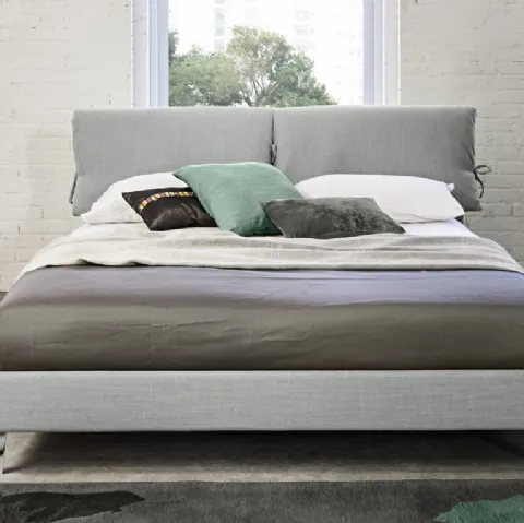 Letto in pelle imbottito con testiera lavorazione capitonnè dalle linee classiche con box contenitore Royal di Novaluna