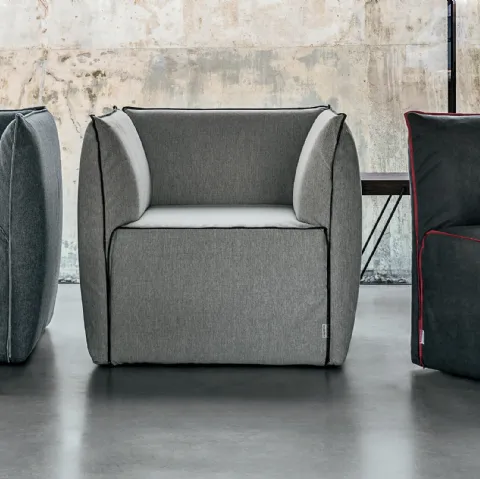 Poltroncina Flower possibilità di rivestimento in tessuto o pelle di Tomasella