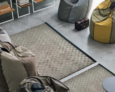 Poltroncina Sacco Comodo rivestito in tessuto con comoda maniglia per spostarlo di Tomasella