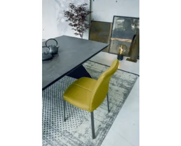 Sedia Chicco rivestita in tessuto imbottito con struttura in metallo antracite di Sedit