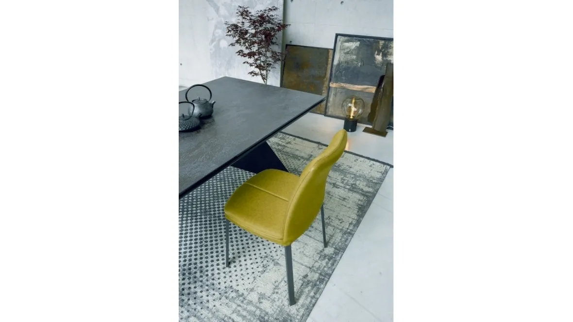 Sedia Chicco rivestita in tessuto imbottito con struttura in metallo antracite di Sedit