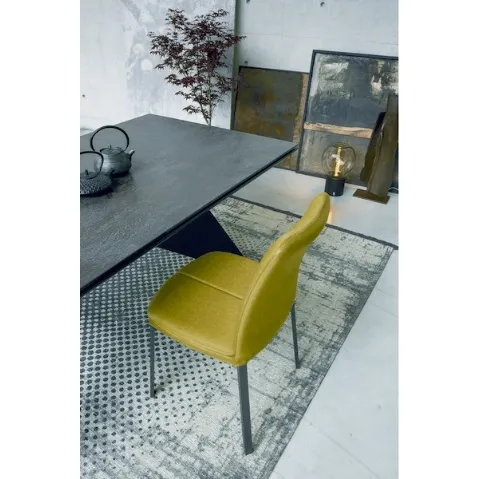 Sedia Chicco rivestita in tessuto imbottito con struttura in metallo antracite di Sedit