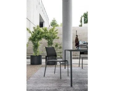 Sedia Eva in texplast nero con struttura in metallo antracite di Sedit