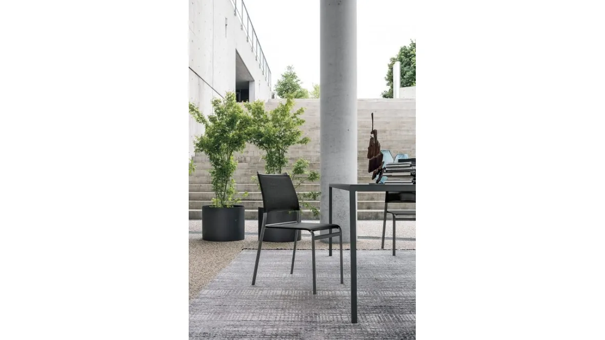 Sedia Eva in texplast nero con struttura in metallo antracite di Sedit