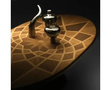 Tavolo ovale Palazzi Piazza del Campidoglio con intarsio di tasselli di legno pregiato sul piano in Noce massello di Arte Brotto