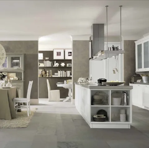 Cucina Classica con isola in legno finitura bianco perla e top in ecocemento finitura fumo Maestrale M01 di Scandola
