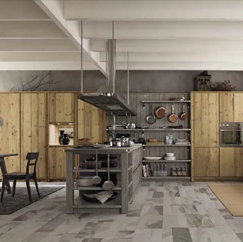 Cucina Moderna con isola in legno vecchio con top in pietra Maestrale M03 di Scandola